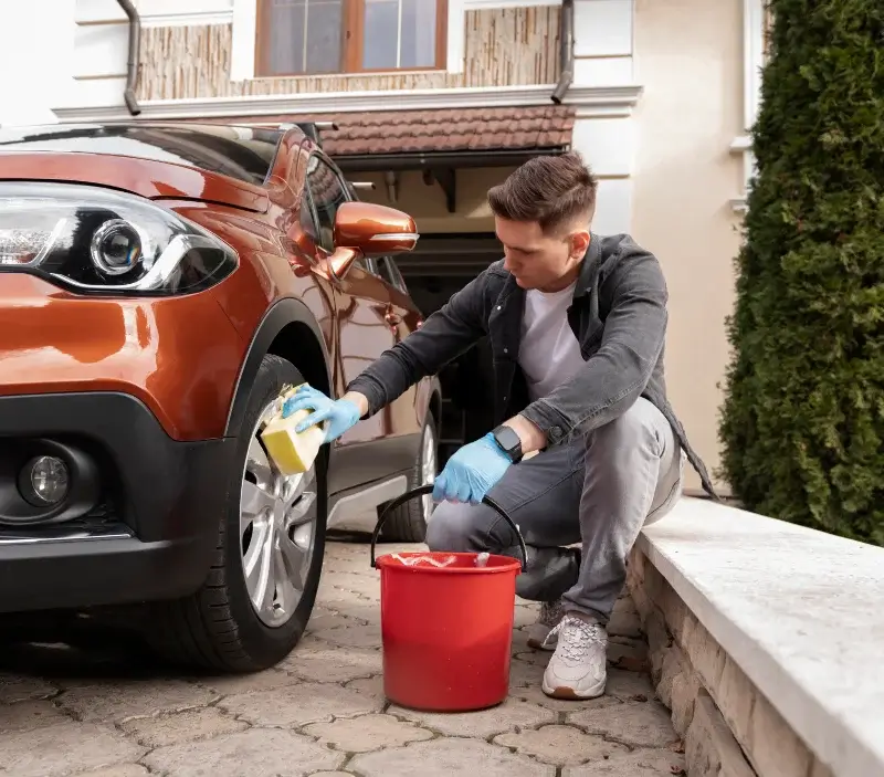 Lavage auto à domicile Quérigut : professionnel intervenant sur un véhicule